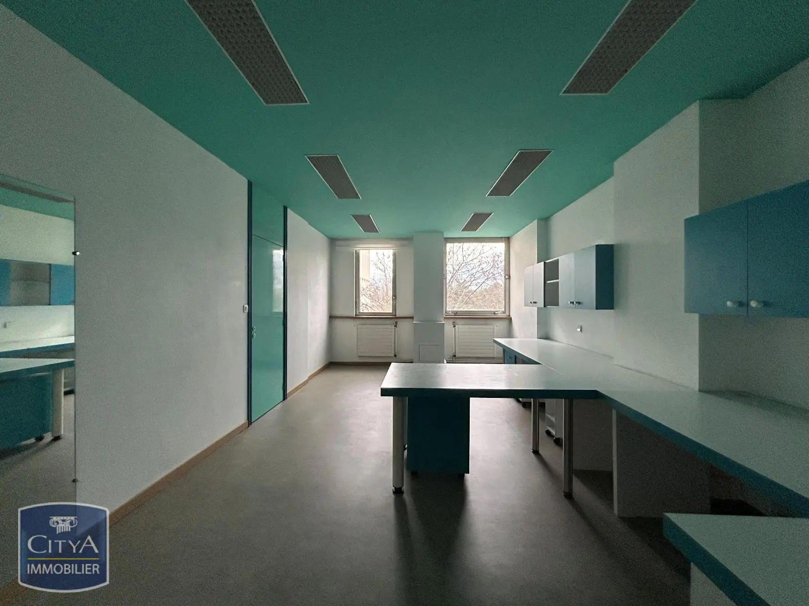 Photo 1 Local Professionnel 5 pièces 121m²