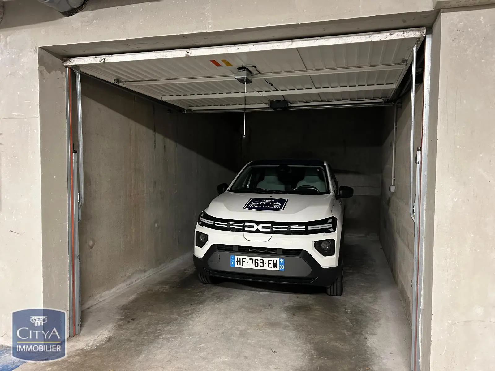 Photo 1 Parking
