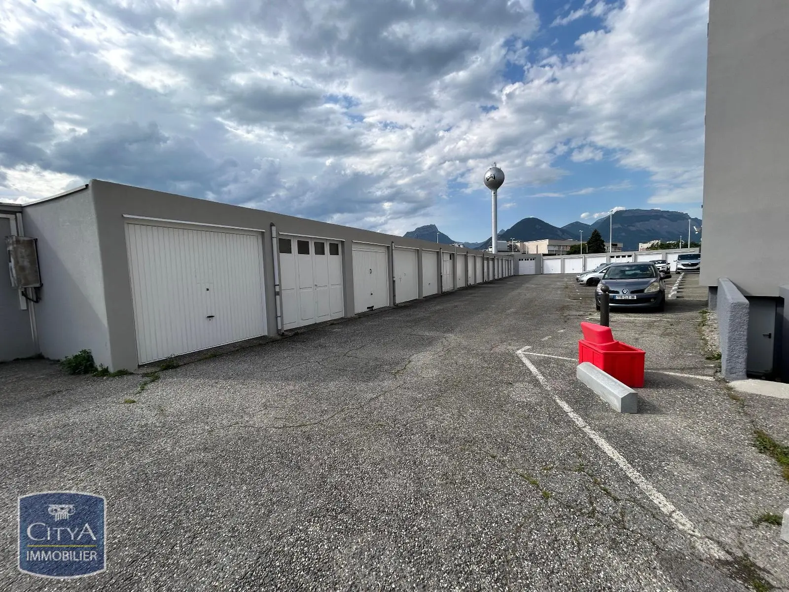 Photo 2 Parking