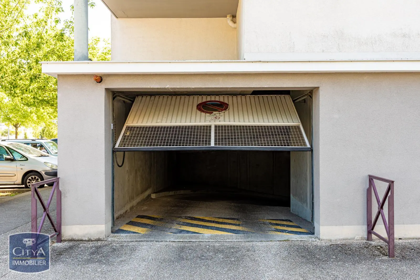Photo 11 Parking