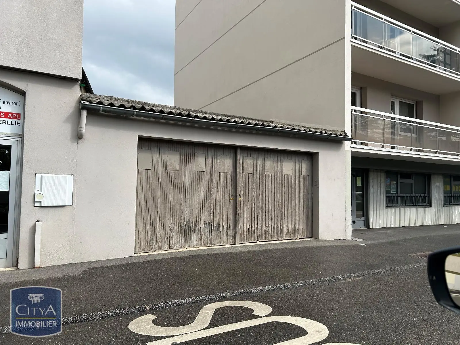 Photo 1 Parking