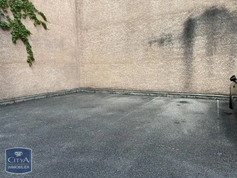 Photo 2 Parking