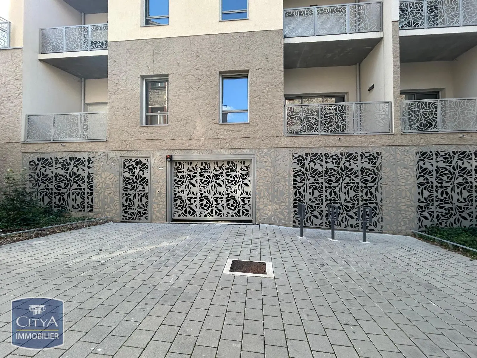 Photo 1 Parking