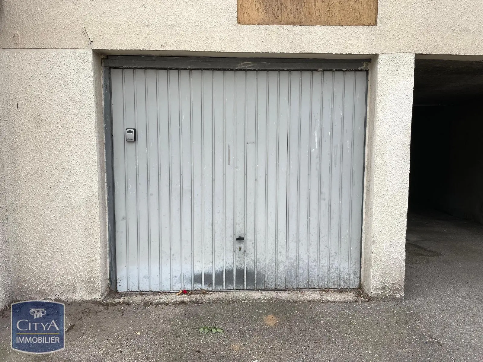 Photo 2 Parking
