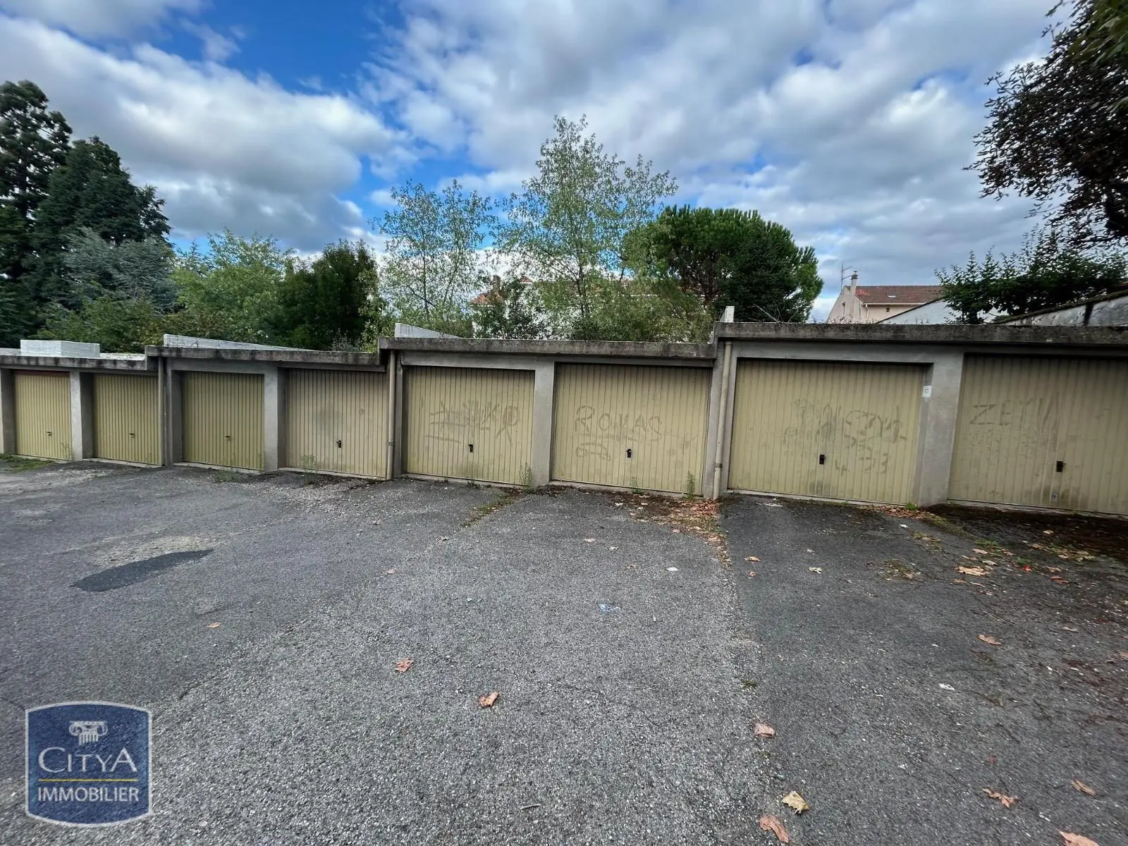 Photo 1 Parking