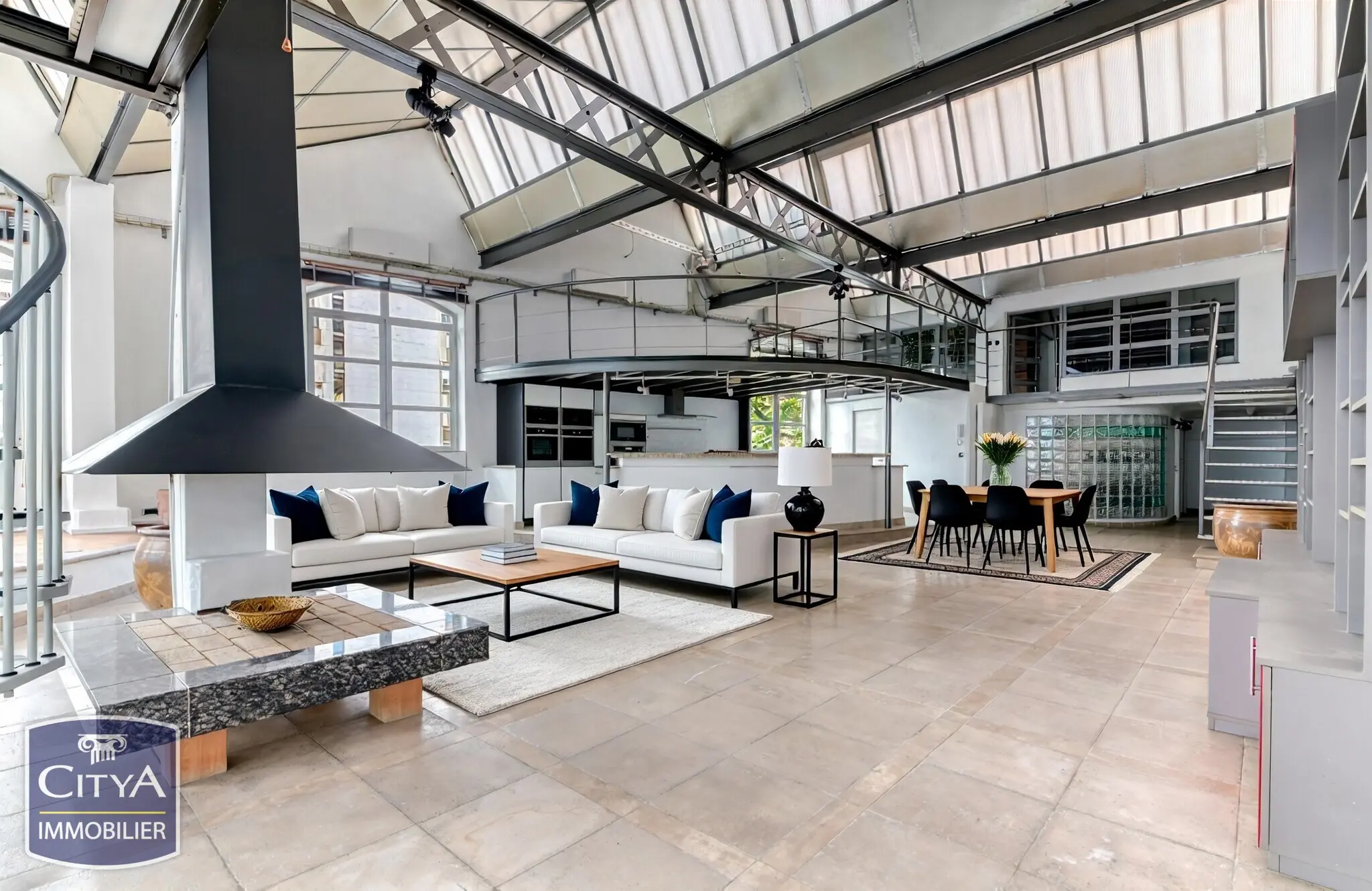 Photo 1 Appartement 5 pièces 218.74m²