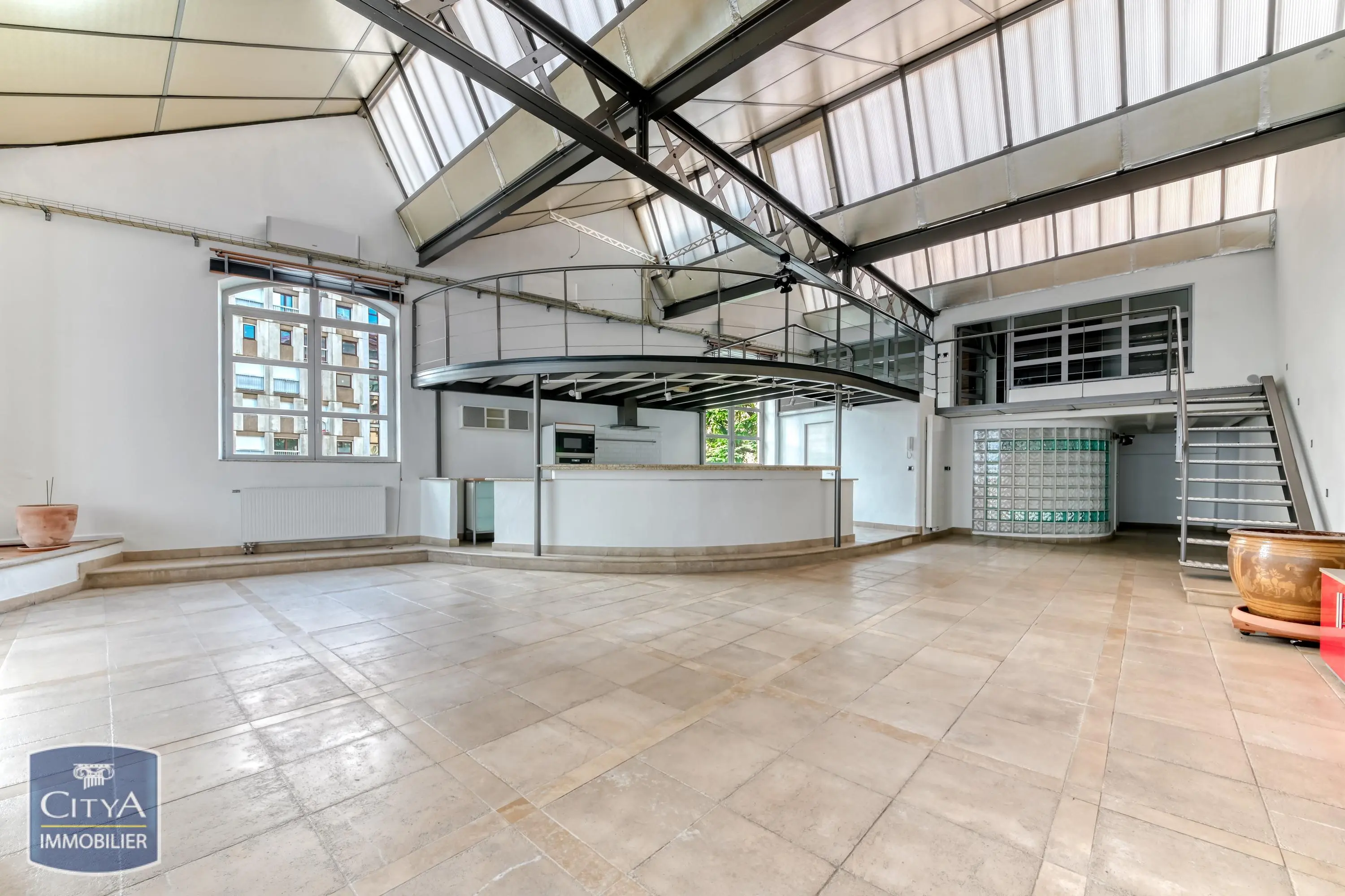 Photo 1 Appartement 5 pièces 218.74m²