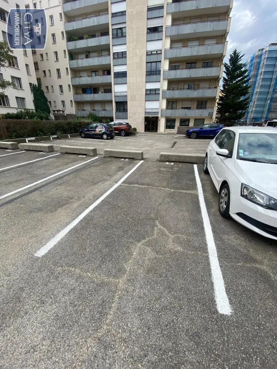 Photo 2 Parking