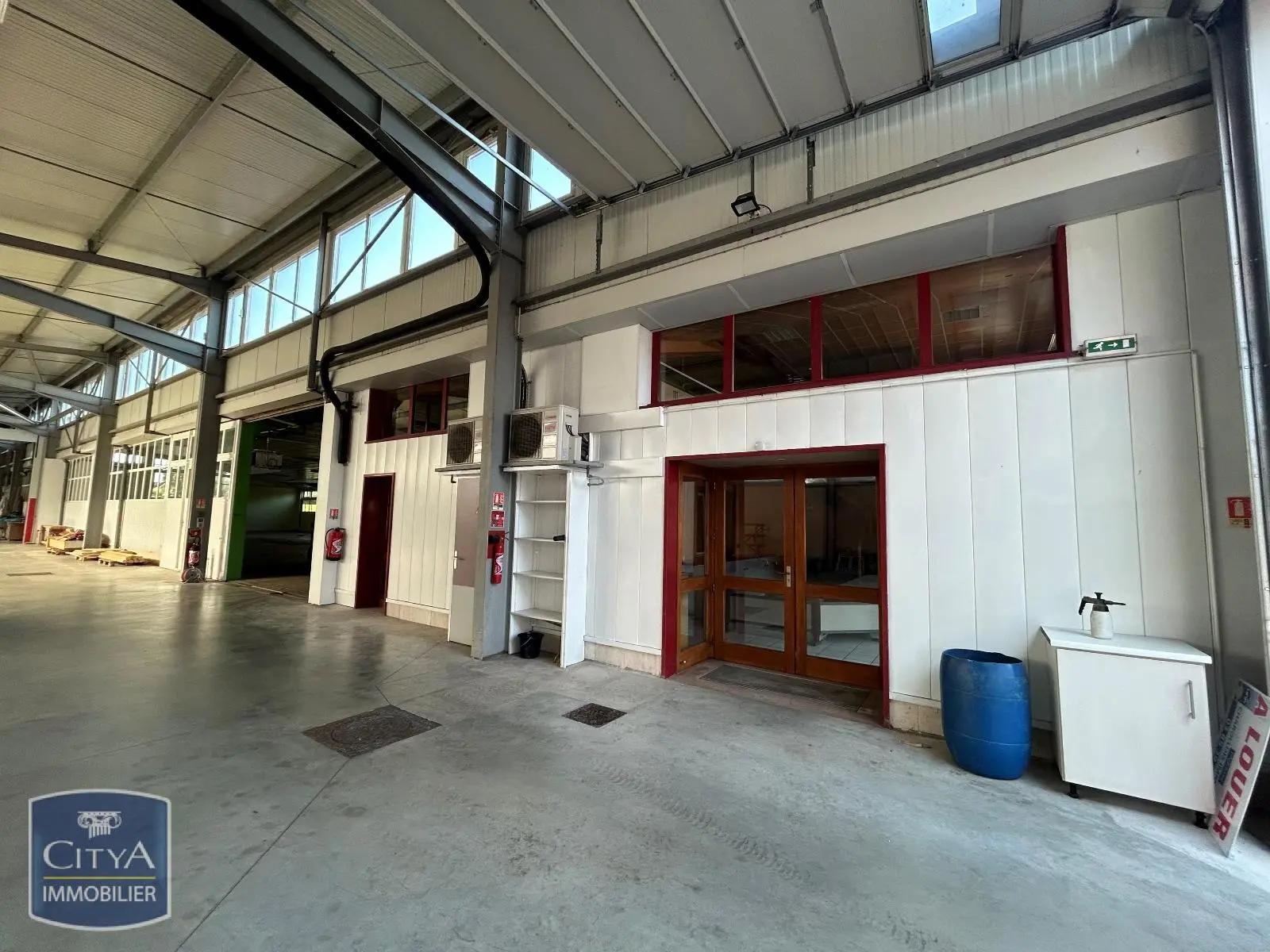 Photo 1 Local Professionnel 400m²