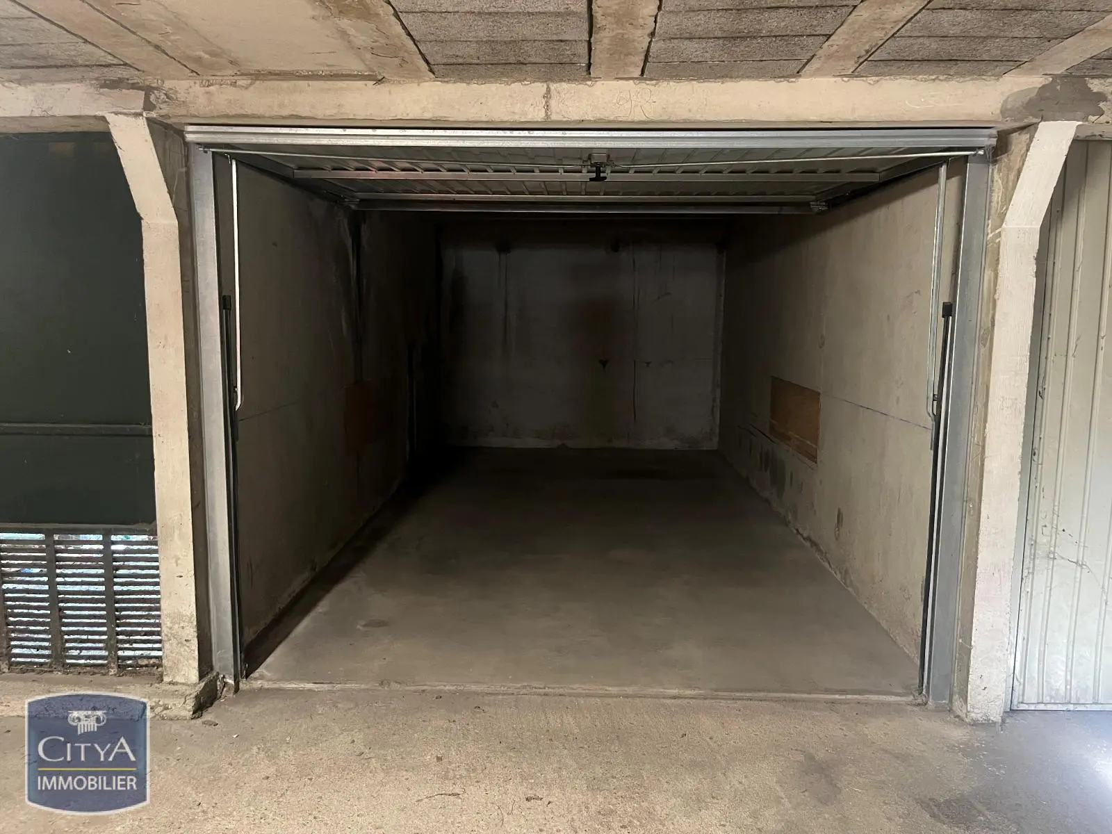 Photo 2 Parking