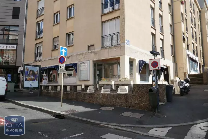 Illustration pour Local Commercial 300m² Photo Local Commercial 300m²