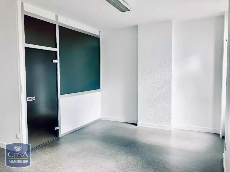 Illustration pour Local Commercial 94m² Photo Local Commercial 94m²
