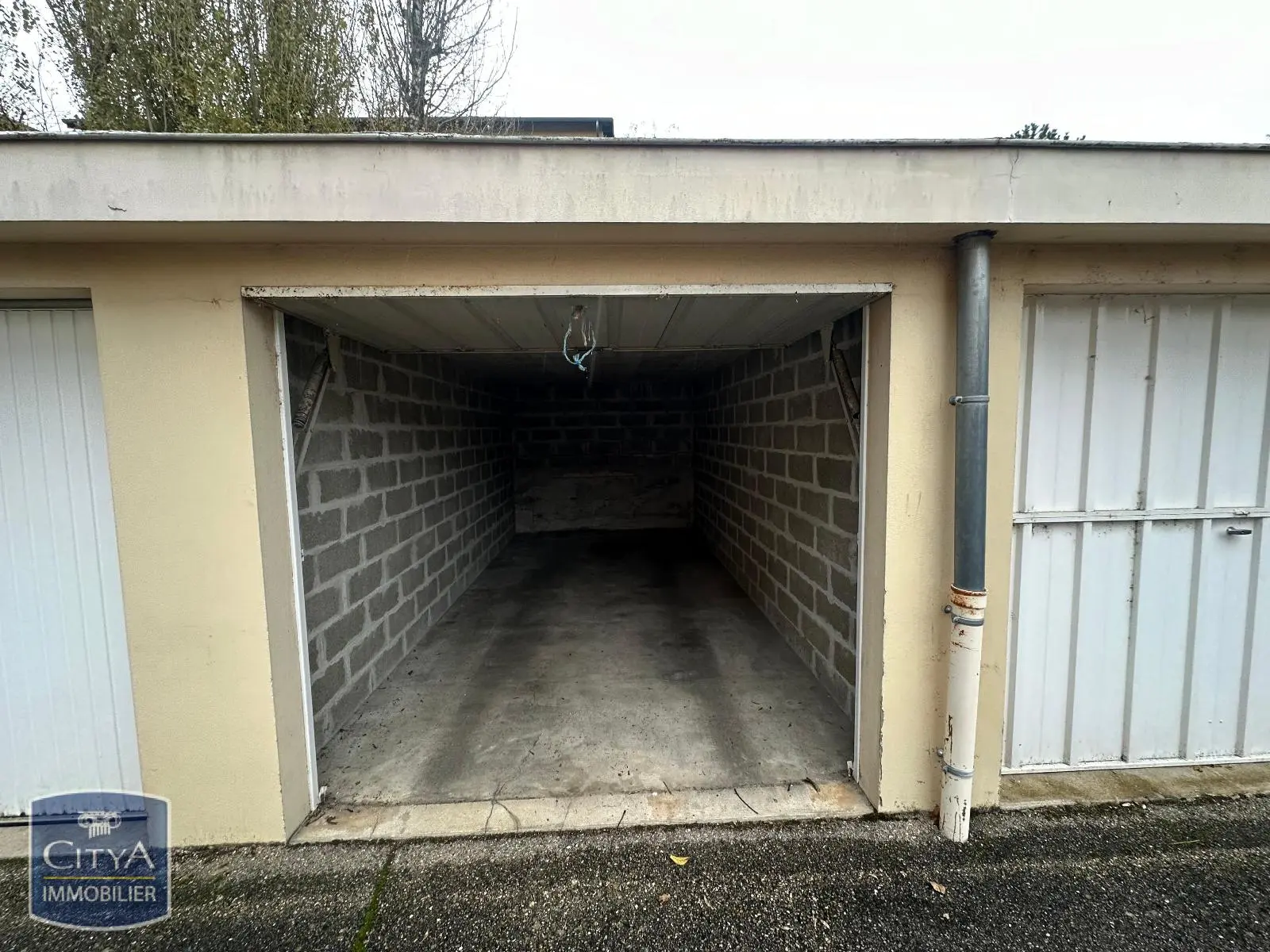 Photo 2 Parking