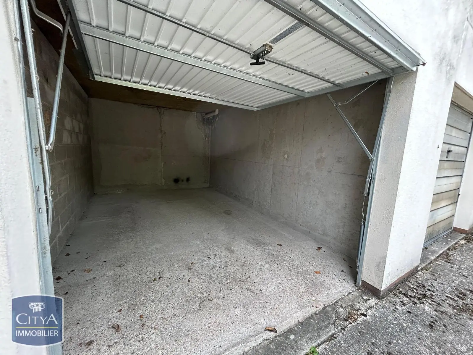 Photo 5 Parking