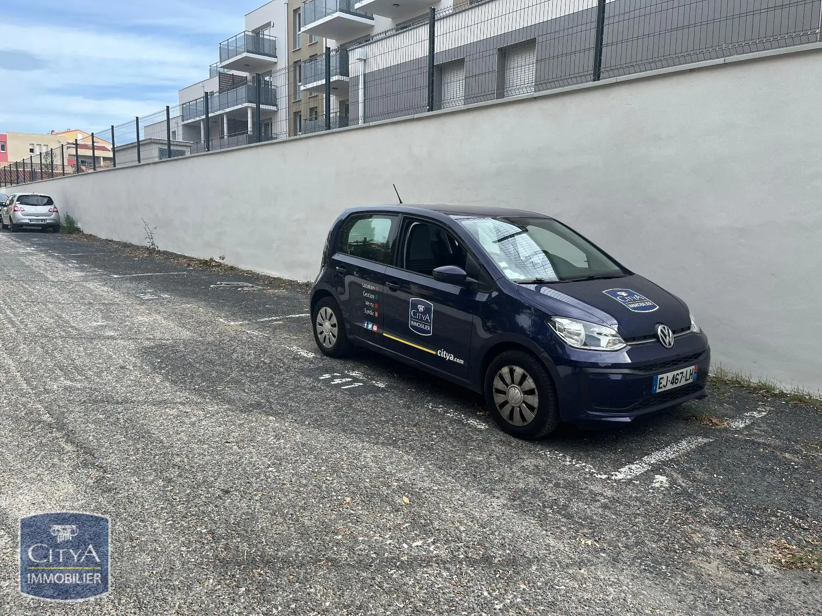 Photo 1 Parking