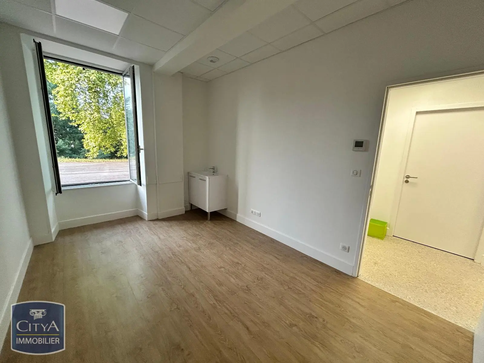 Photo 3 Local Professionnel 1 pièce 12.6m²