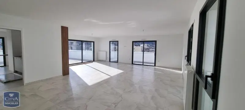 Photo 1 Appartement 4 pièces 147.7m²