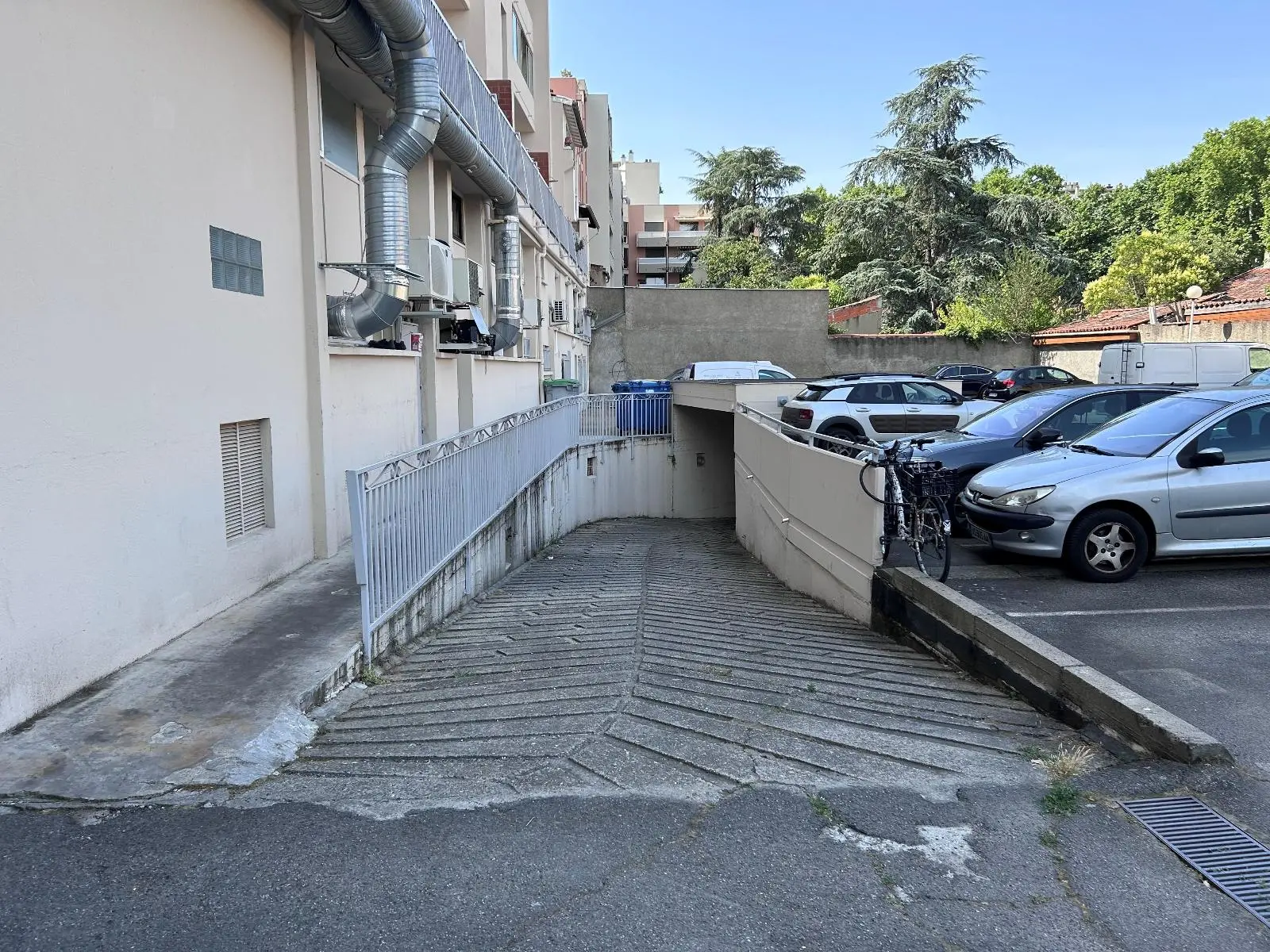 Photo 4 Parking