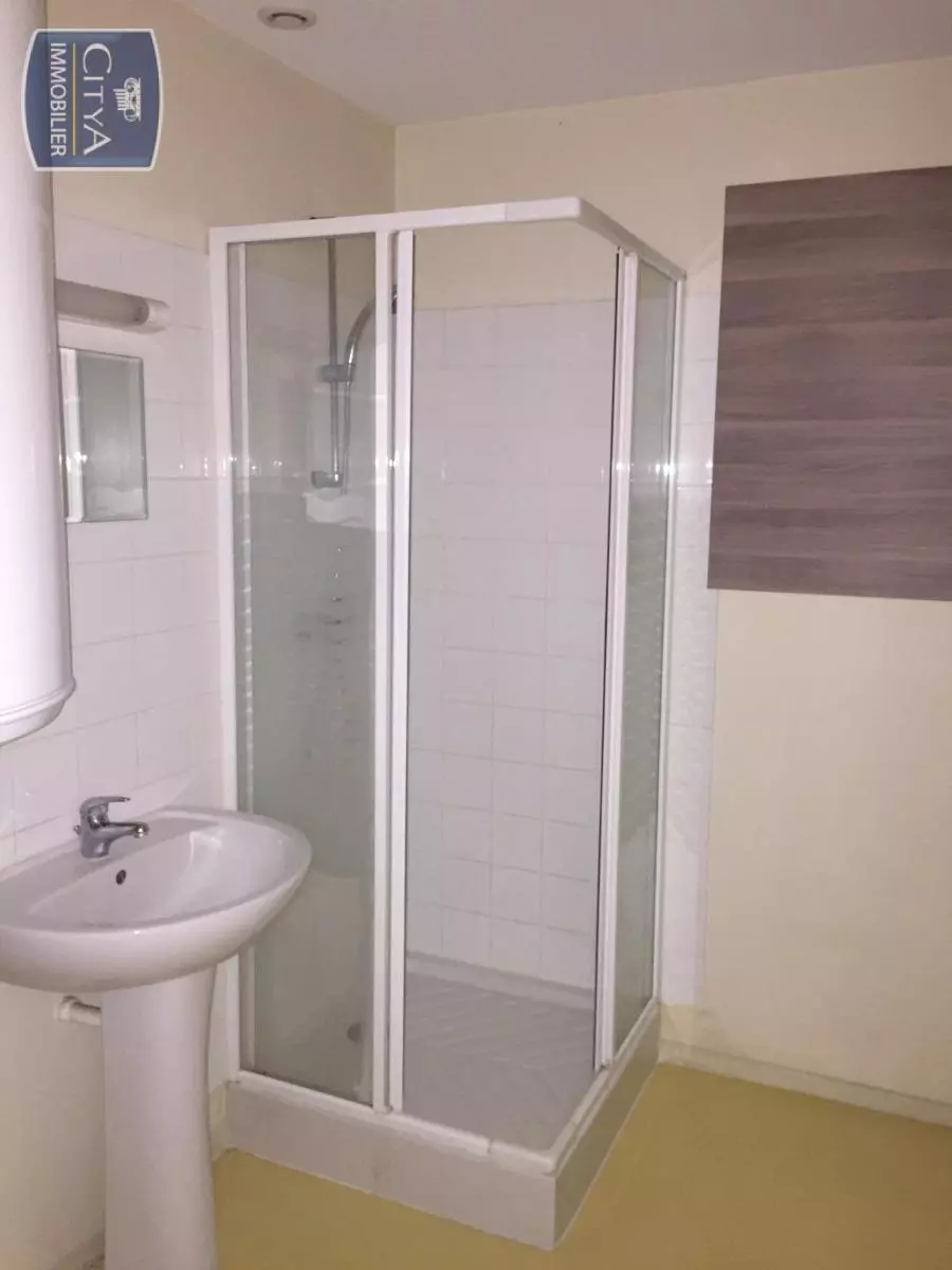 appartement le blanc centre ville chambre bureau tomette parquet
