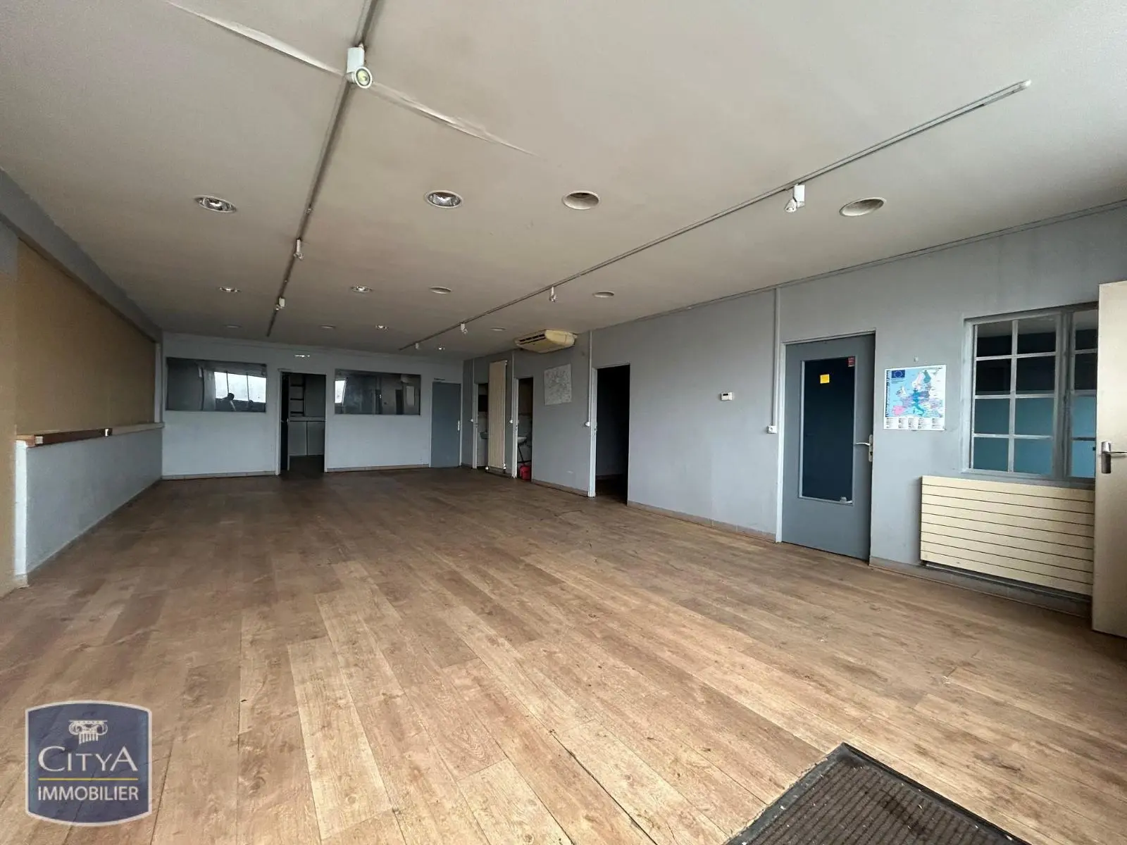 Photo 1 Local Professionnel 4 pièces 125m²