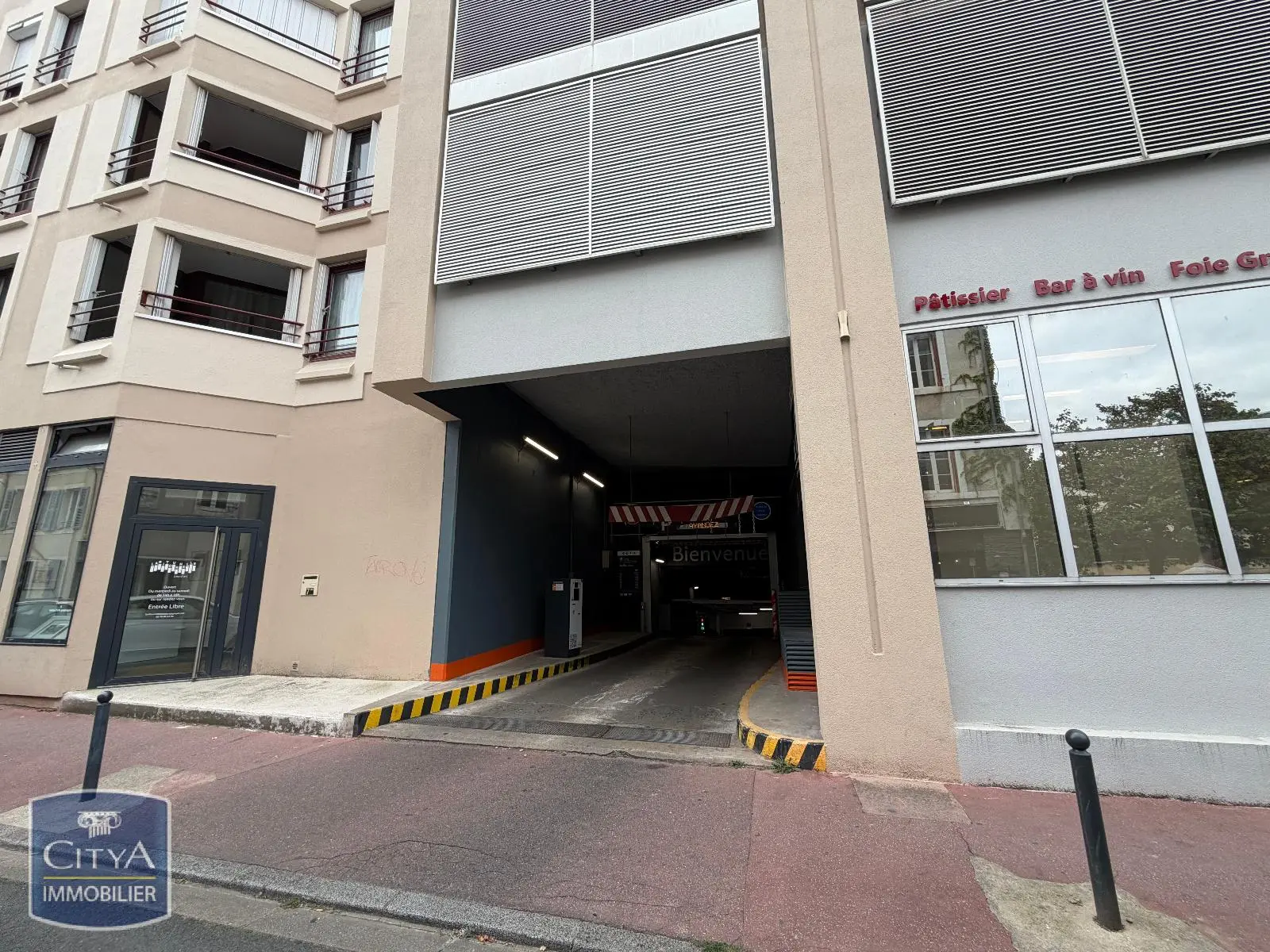 Photo 1 Parking