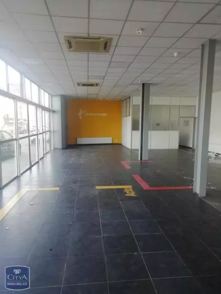 Illustration pour Local Commercial 905m² Photo Local Commercial 905m²