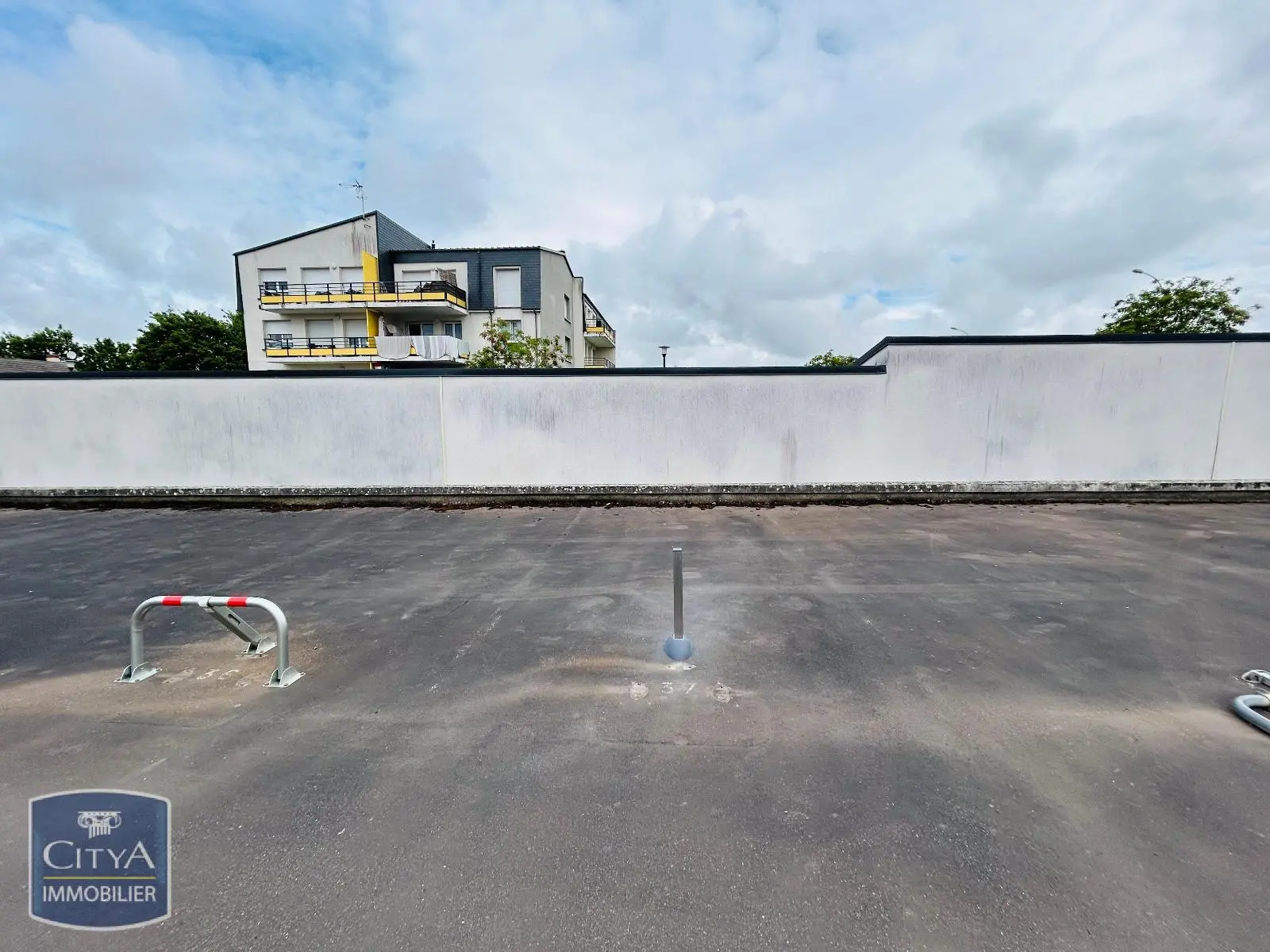 Photo 2 Parking