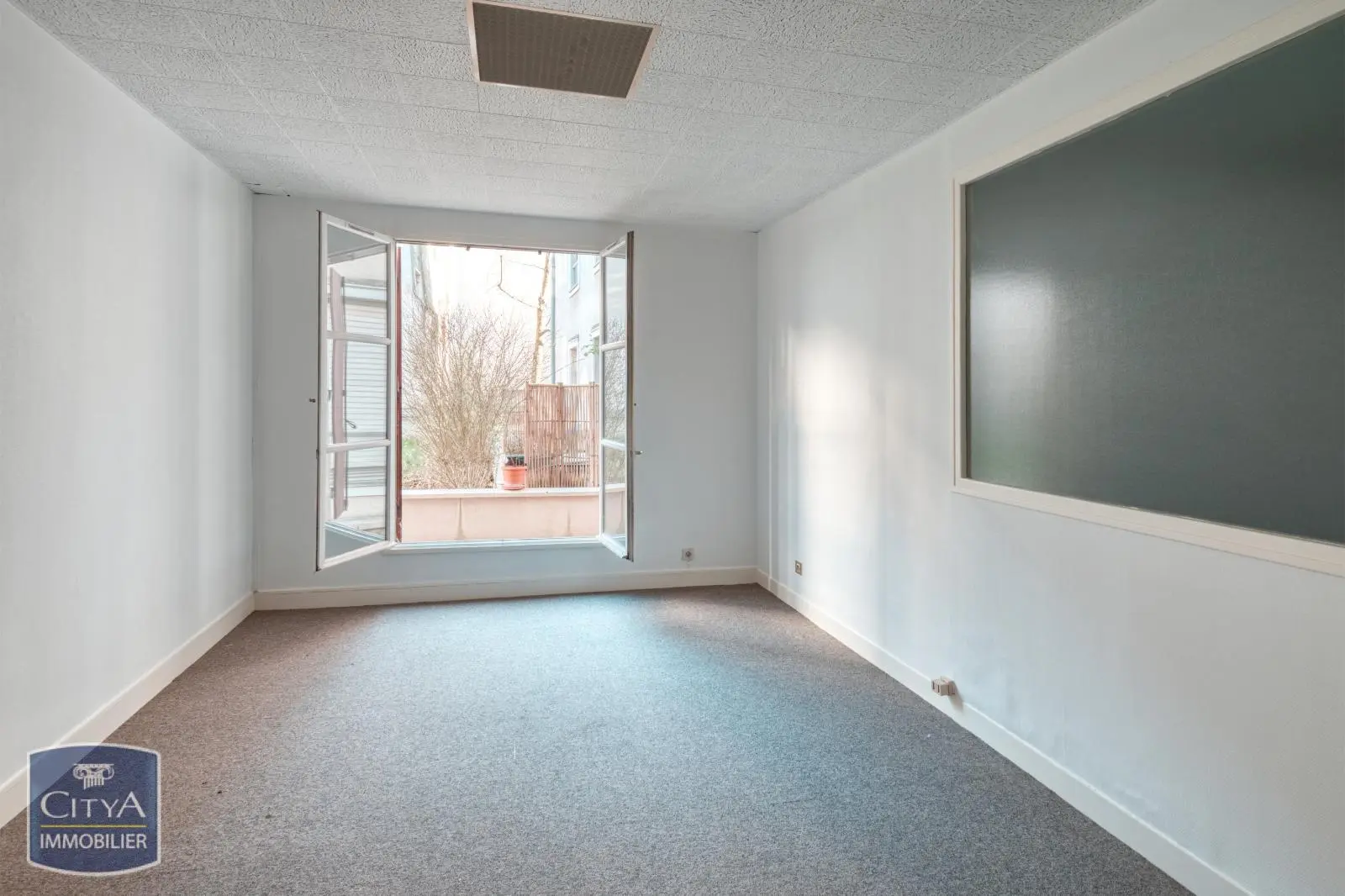 Photo 1 Local Professionnel 5 pièces 82m²