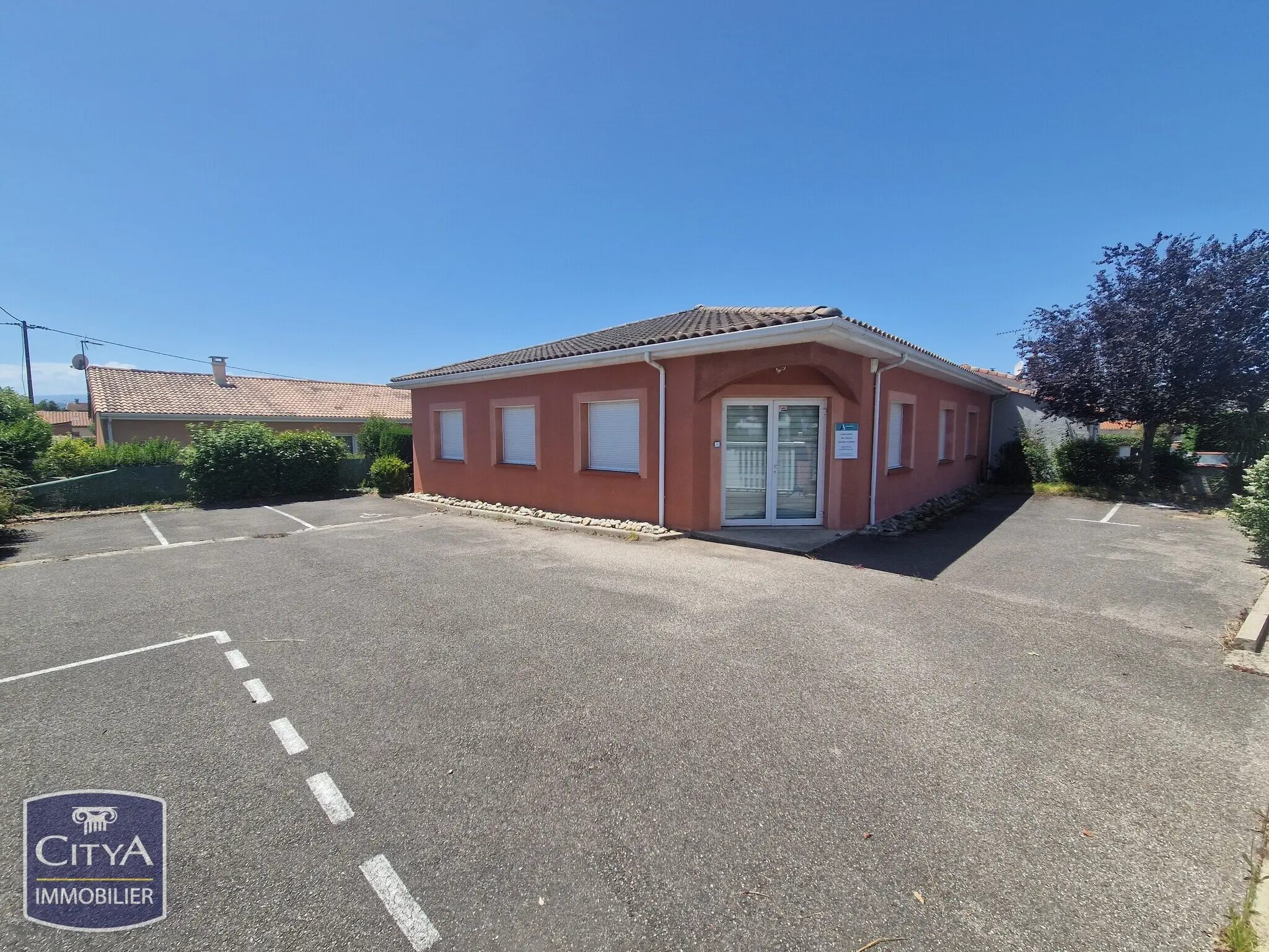 Photo 1 Local Professionnel 170m²