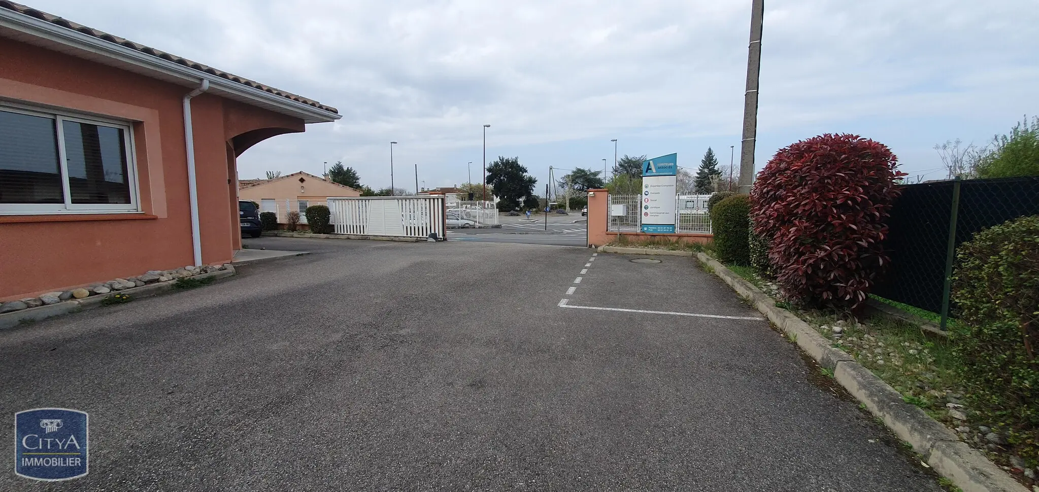 Photo 2 Local Professionnel 170m²