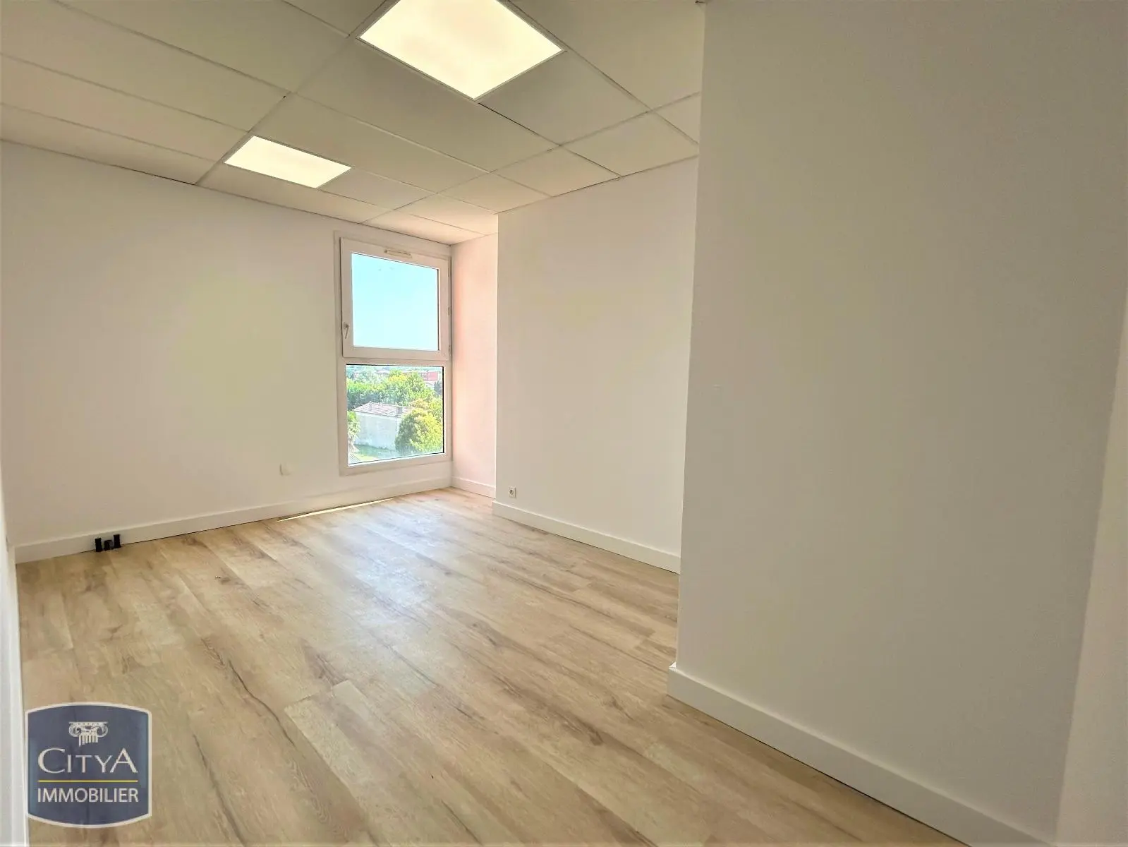Photo 2 Local Professionnel 1 pièce 12.61m²