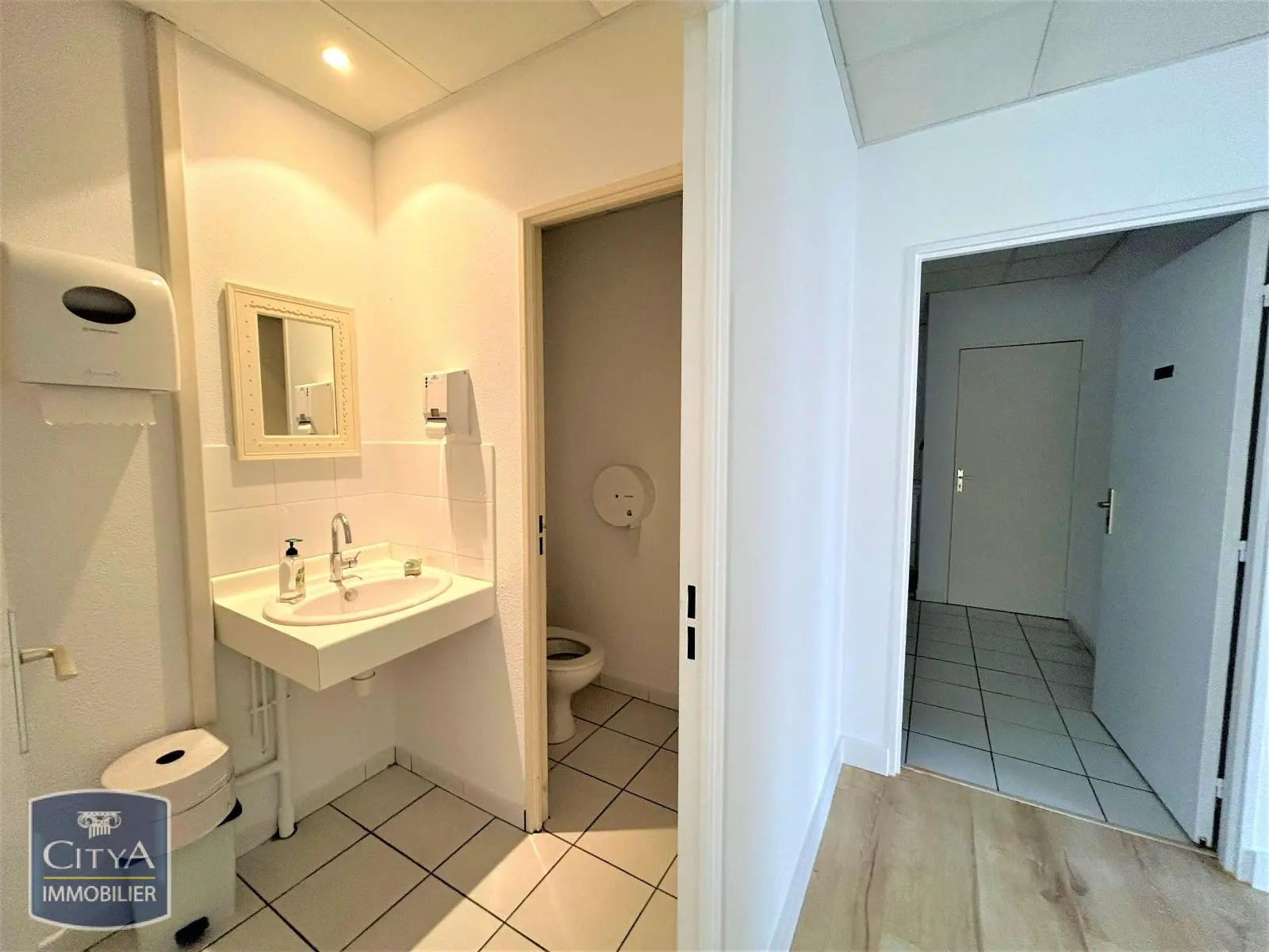 Photo 3 Local Professionnel 1 pièce 12.61m²