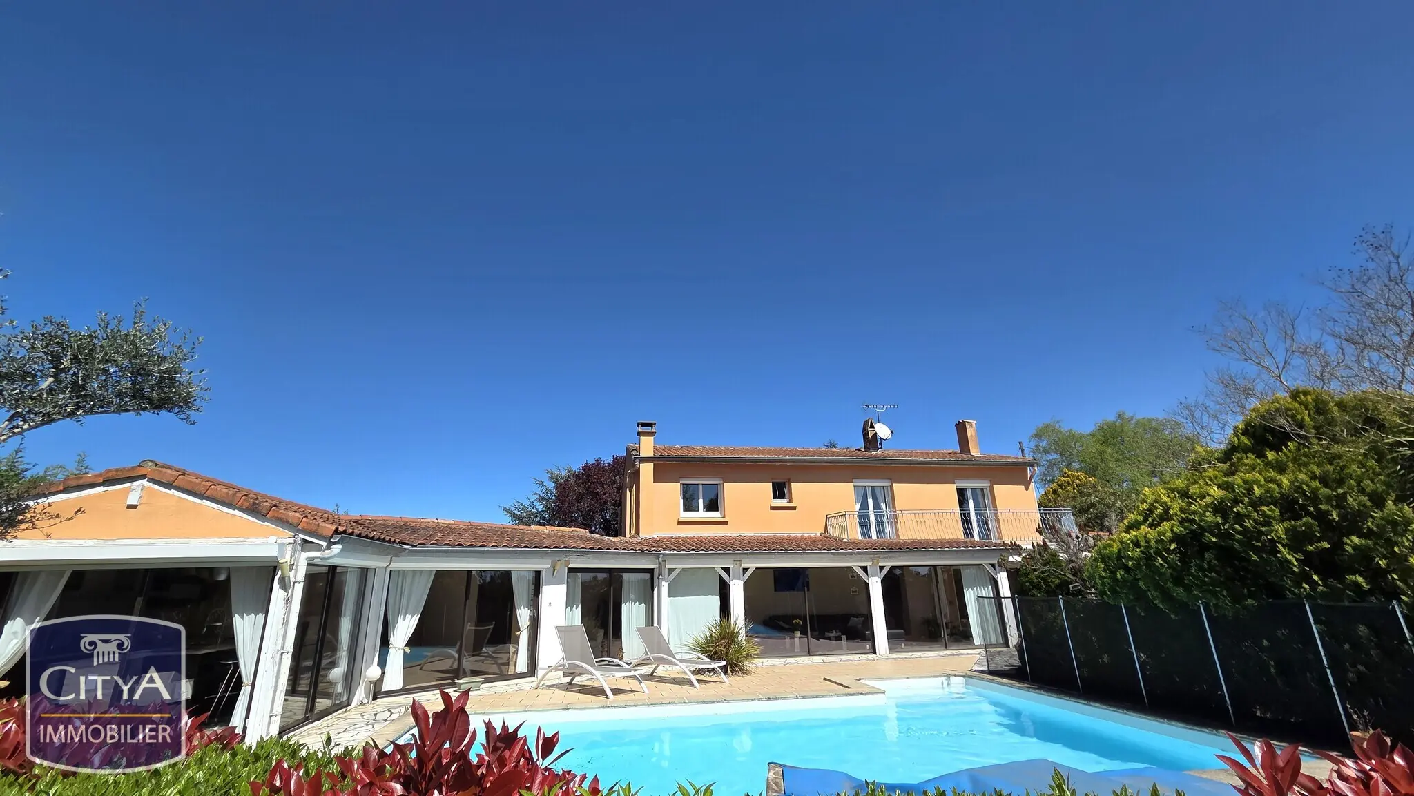 Photo 1 Maison 5 pièces 240m²