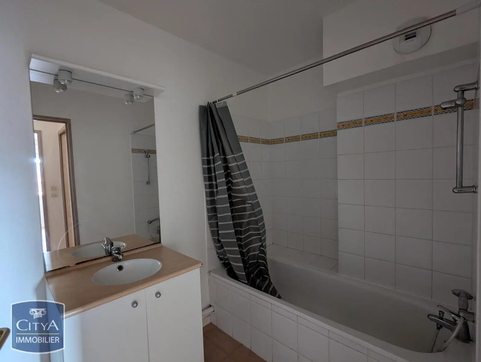 3 PIECES AVEC BAIGNOIRE