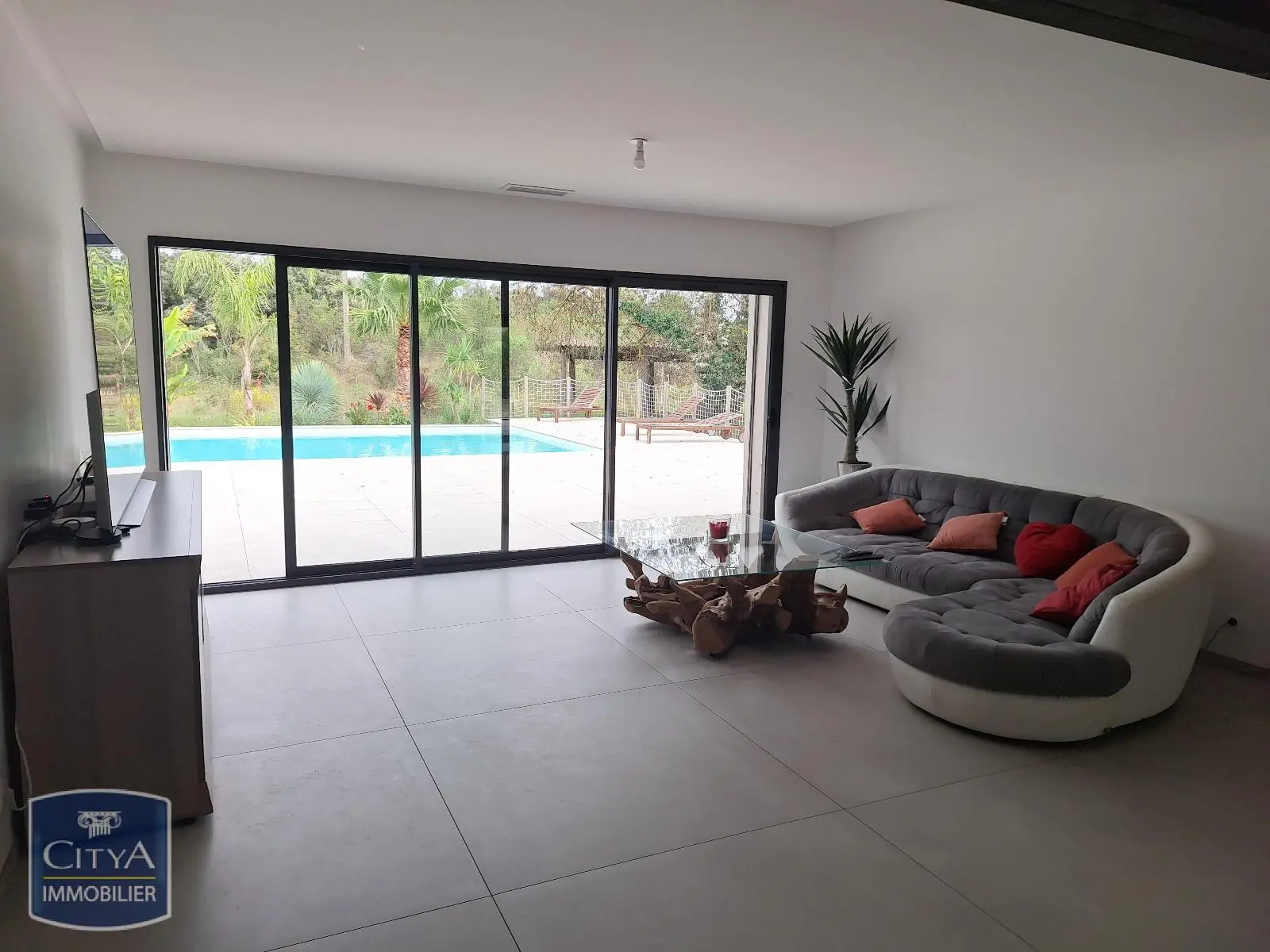 SEJOUR DONNANT SUR PISCINE