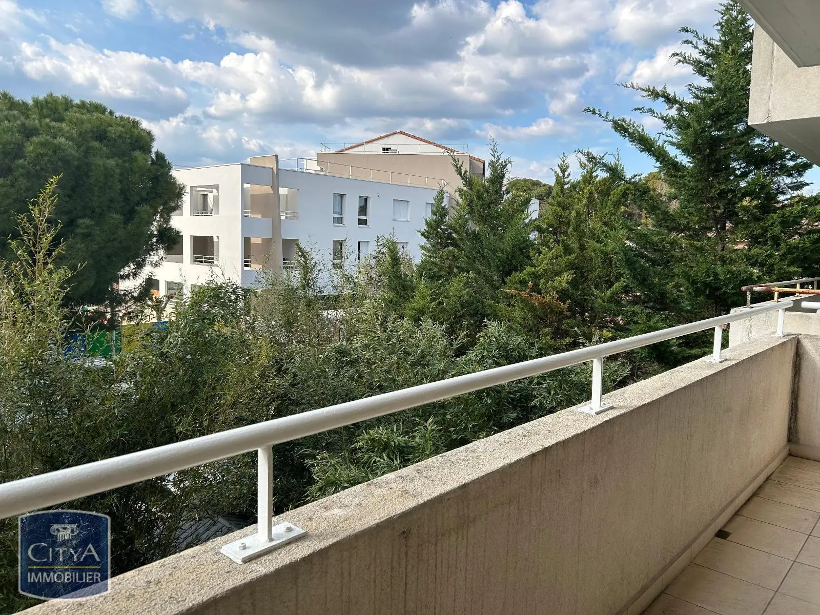 BELLE TERRASSE BIEN EXPOSEE AVEC VUE DEGAGÉE