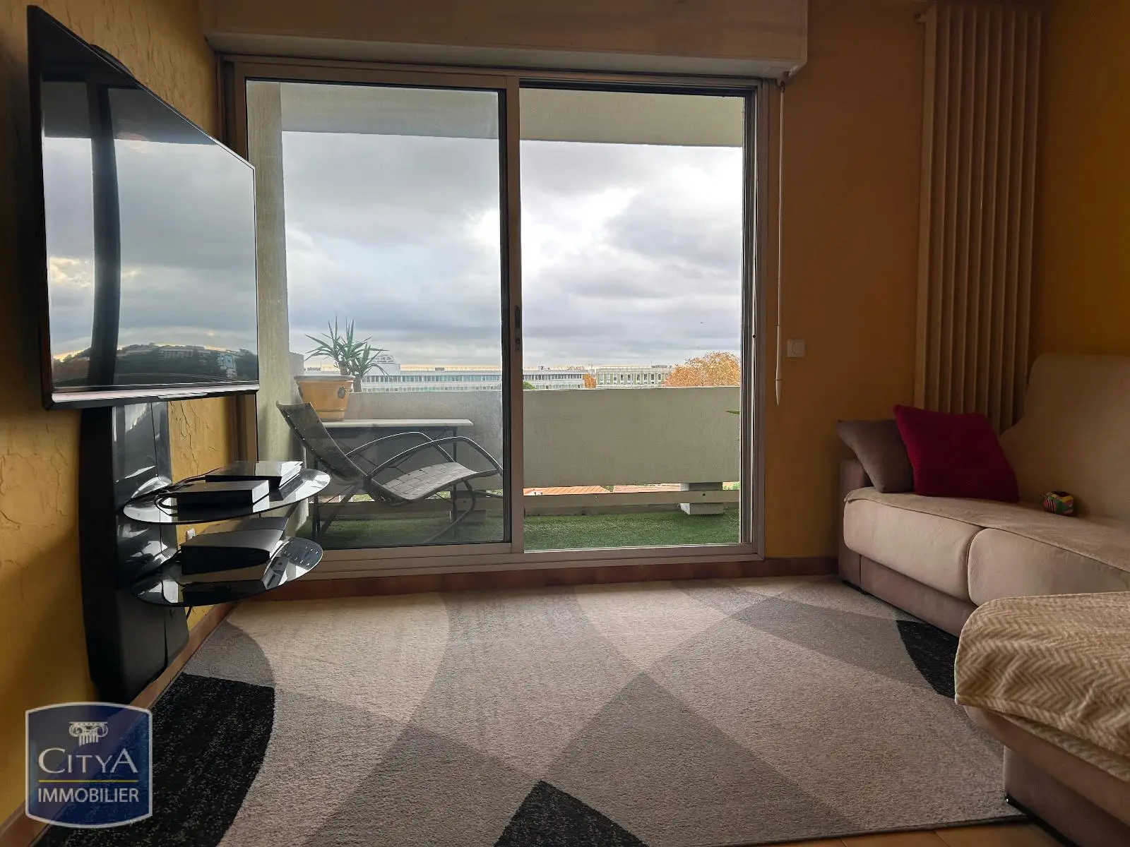 belle exposition, vue dégagée, proche ligne de tramway 5