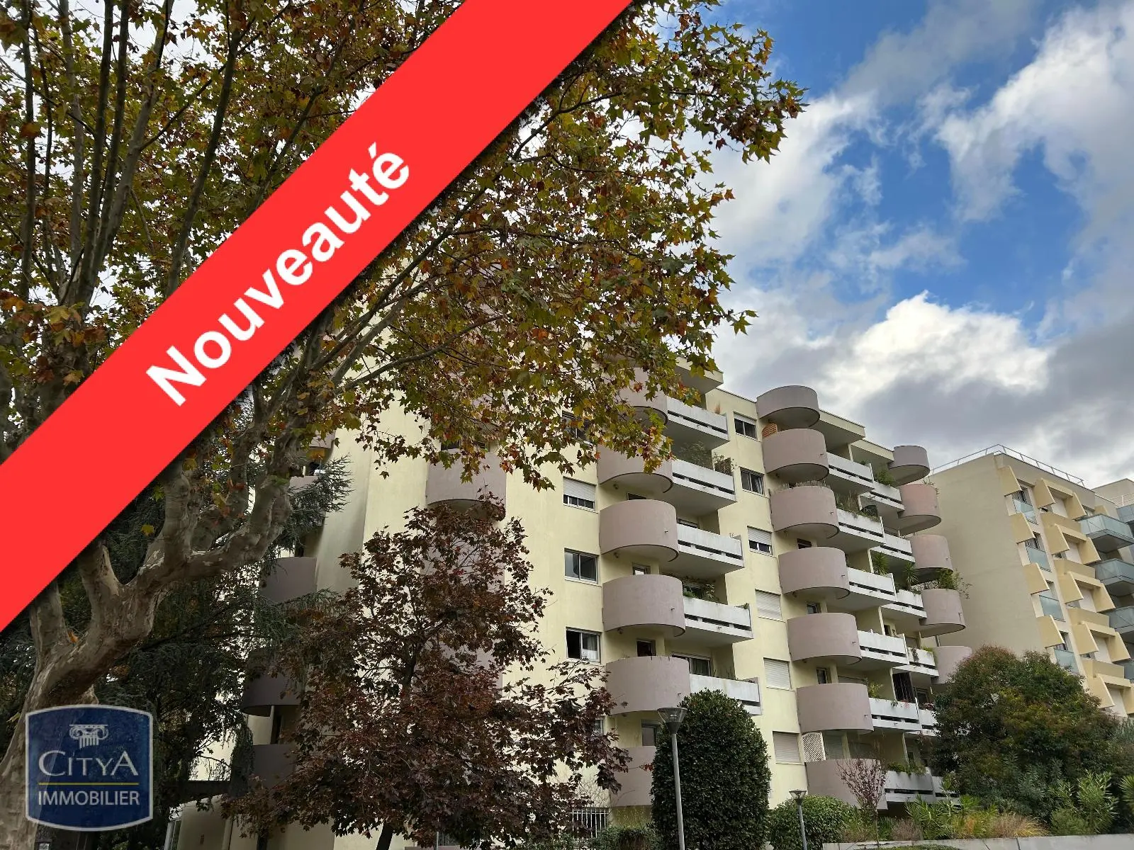 BEAU T2 EN DERNIER ETAGE + PARKING PRIVE A 2 PAS DU TRAMWAY LIGNE 5