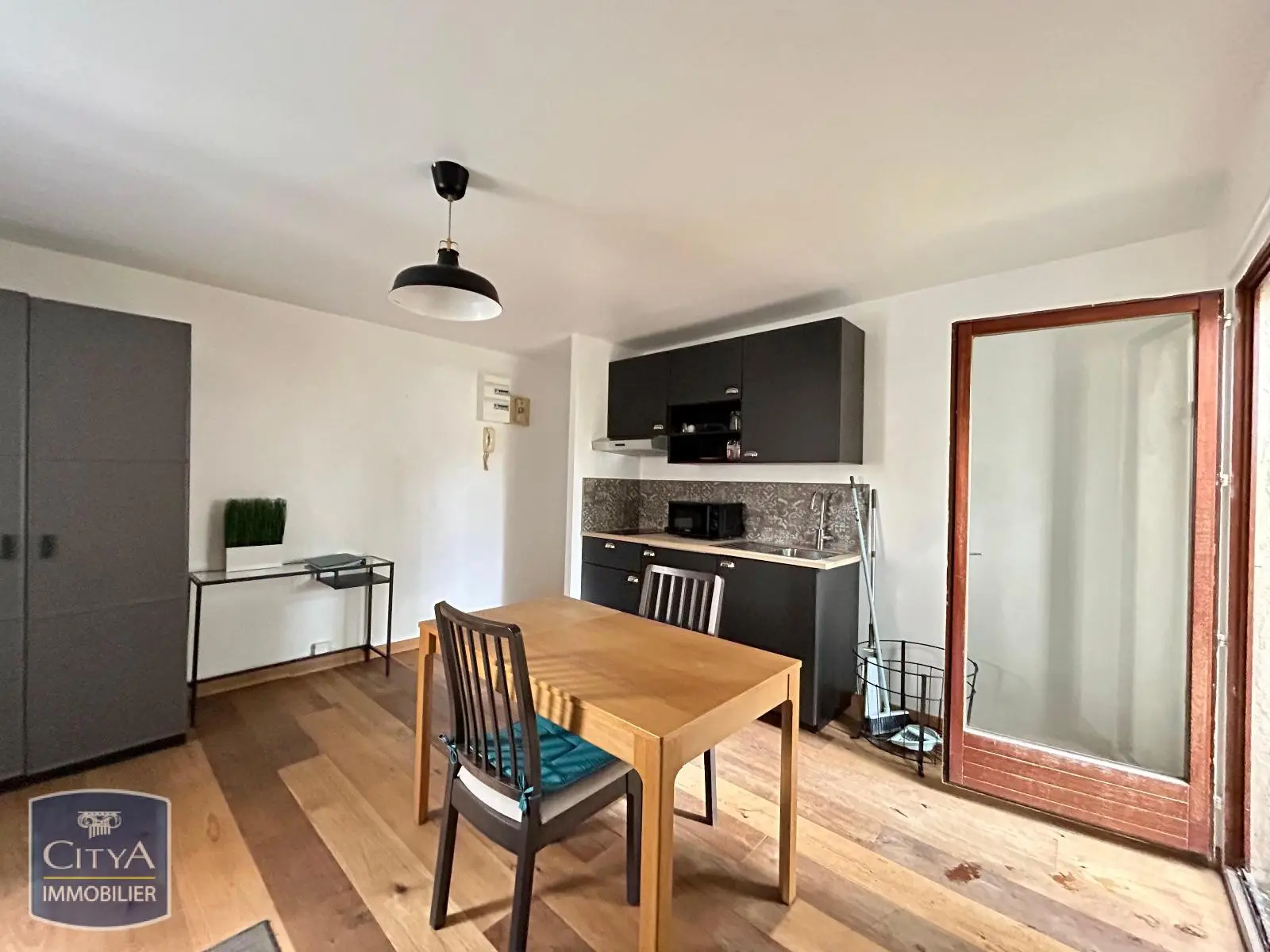 A LOUER STUDIO - T1 meublé NANCY avec TERRASSE en arrière batiment