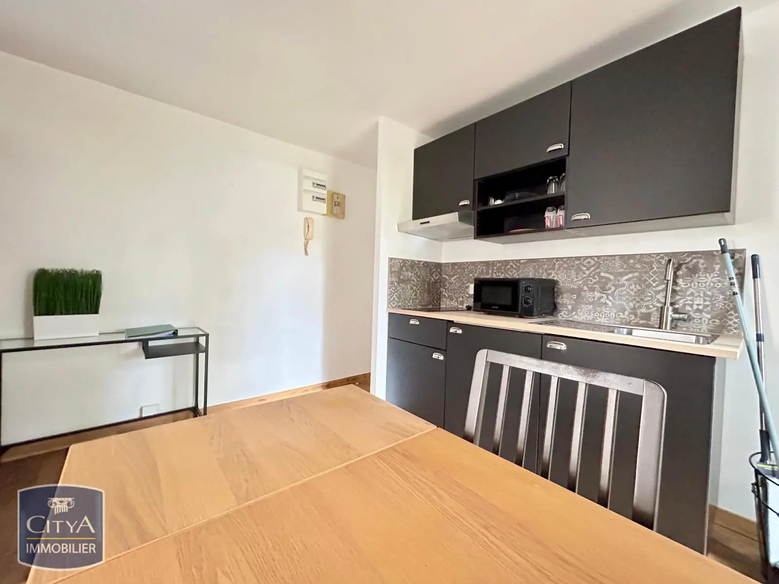 A LOUER STUDIO - T1 meublé NANCY avec TERRASSE en arrière batiment