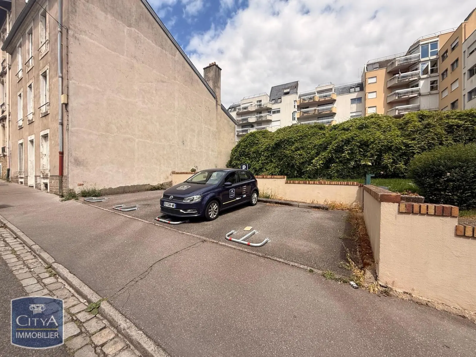 Photo 2 Parking