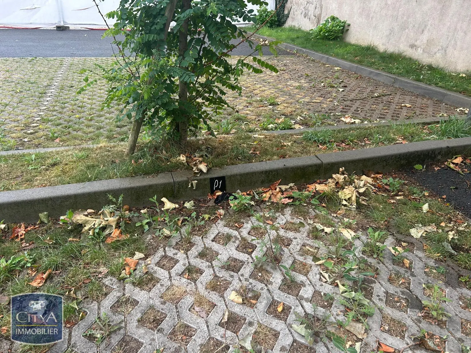 Photo 2 Parking