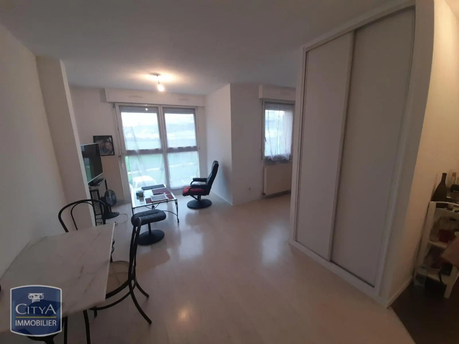 Photo 1 Appartement 1 pièce 27m²