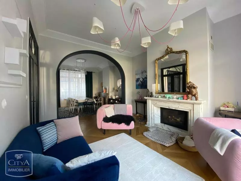 Illustration pour Maison 10 pièces 450m² Photo Maison 10 pièces 450m²