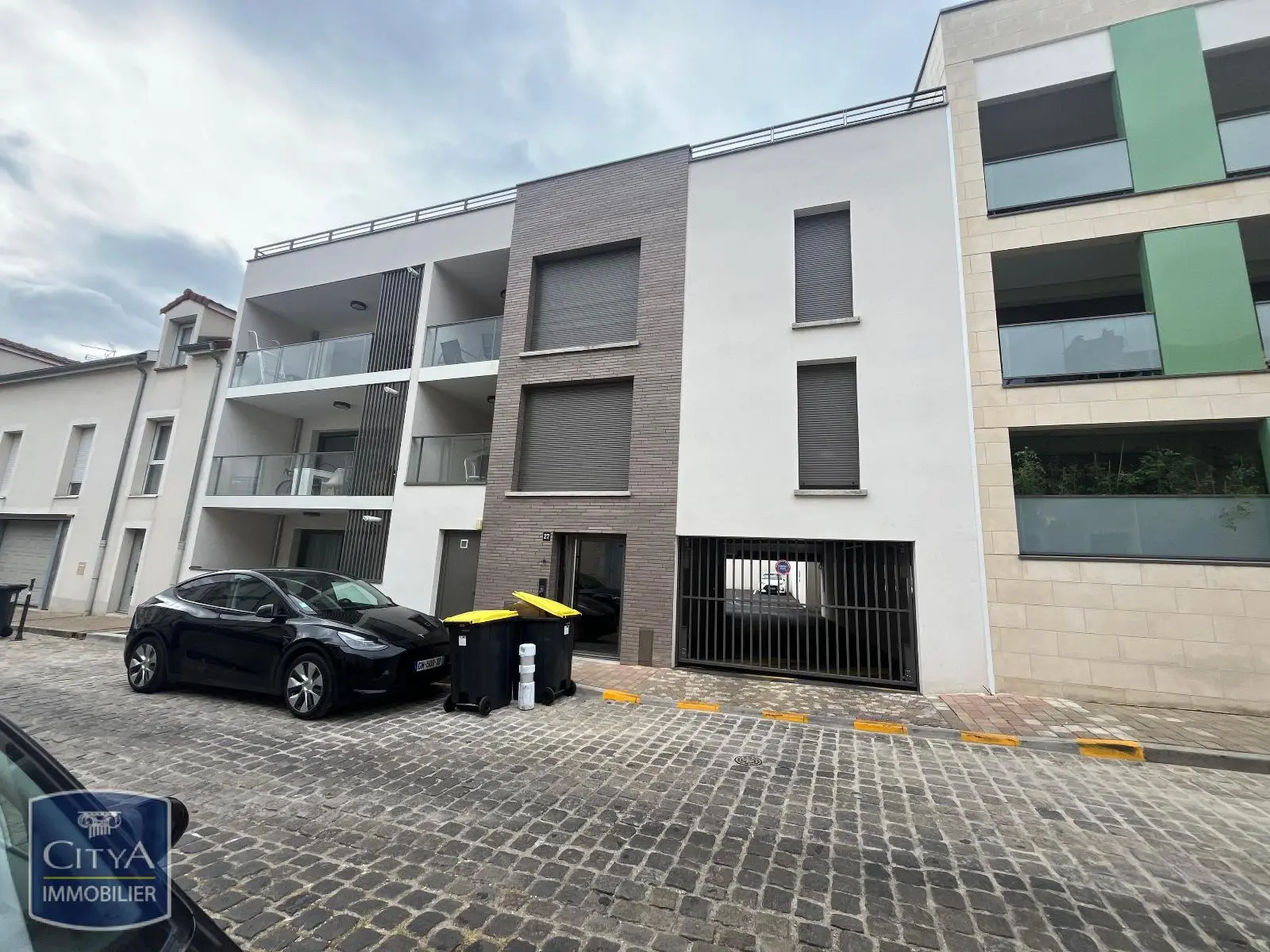 Photo 1 Parking