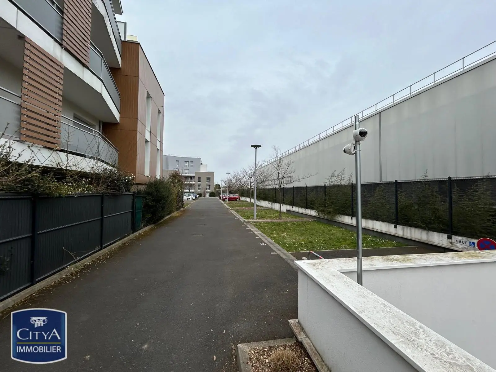 Photo 1 Parking