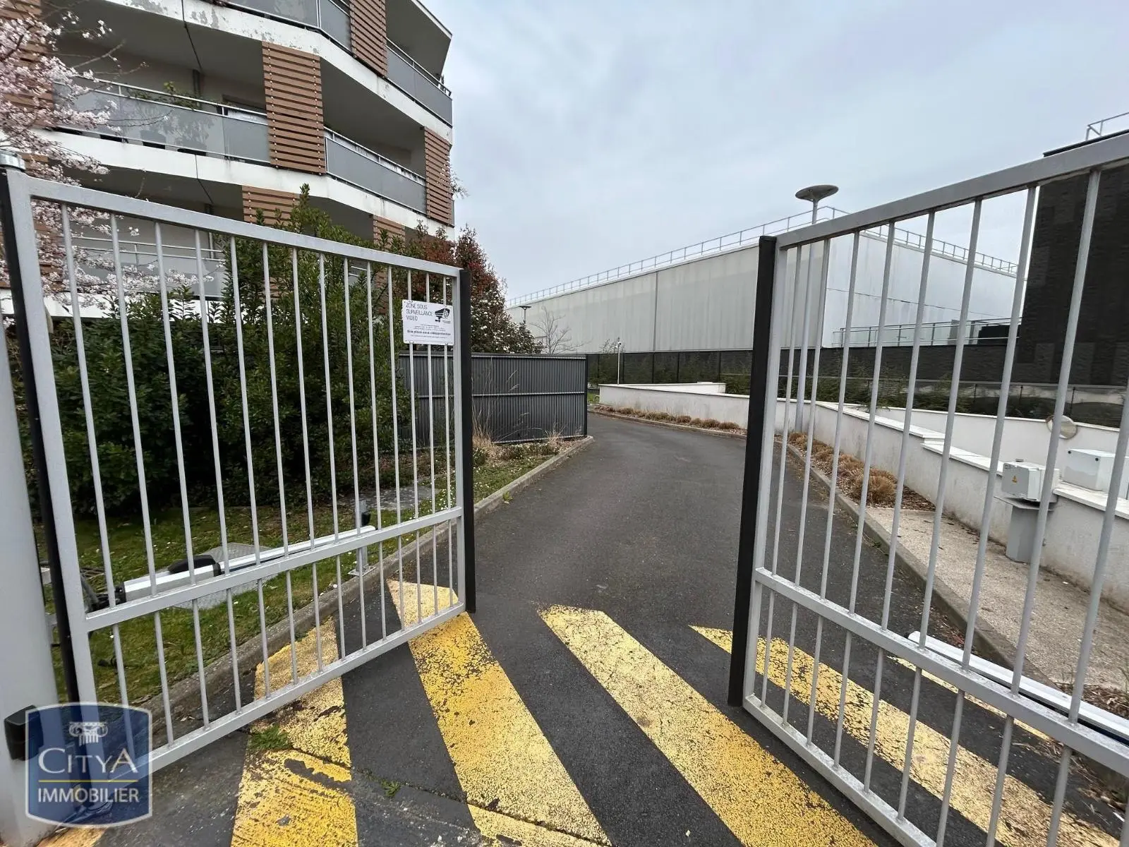 Photo 1 Parking