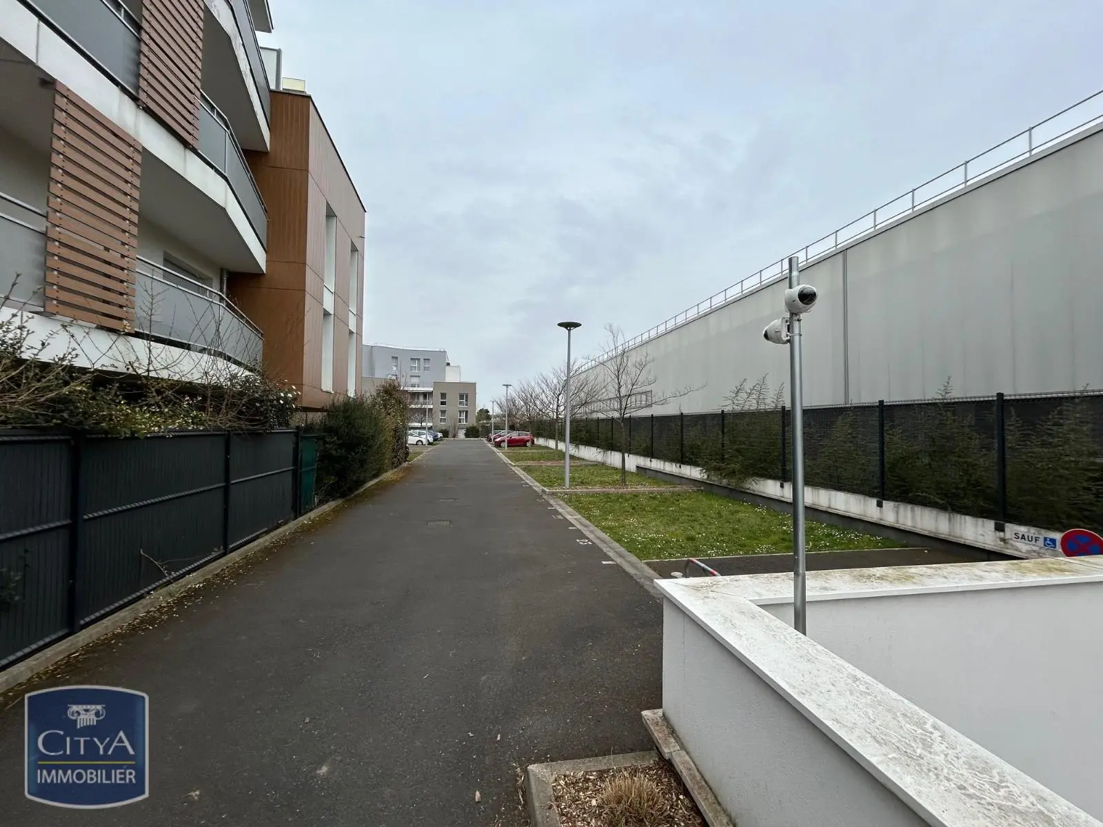 Photo 2 Parking