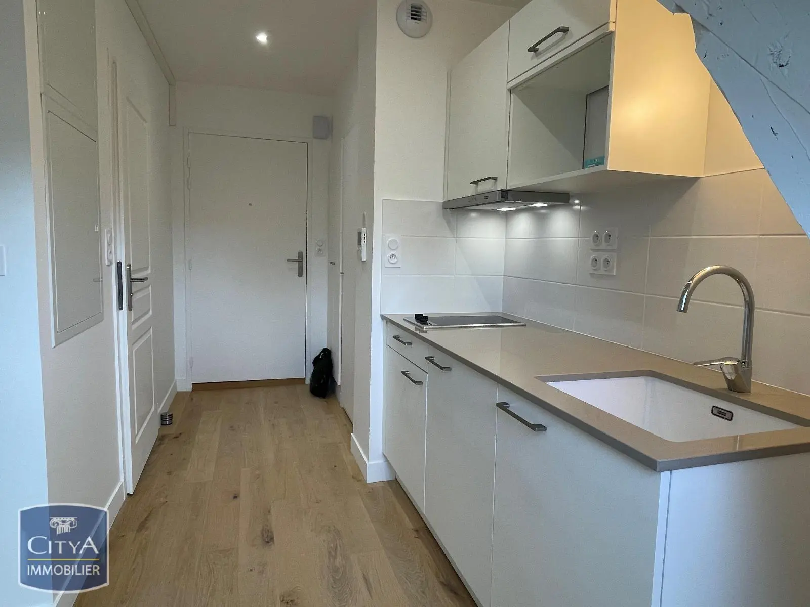 Photo 1 Appartement 1 pièce 23.69m²