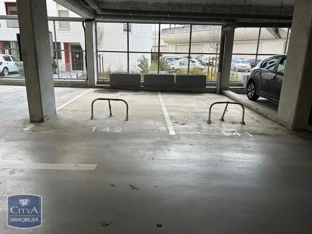 Photo 2 Parking
